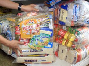 Arroz, feijão, sabonete e mais: aprenda a solicitar a cesta básica oferecida pelo governo