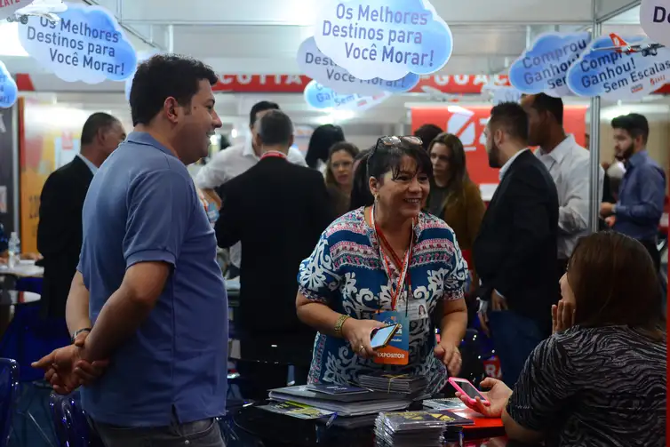 Um dos diferenciais do Mega Feirão da Casa Própria é a presença de instituições financeiras no local, facilitando o processo de financiamento e análise de crédito. Imagem: Agência Brasil. Um dos diferenciais do Mega Feirão da Casa Própria é a presença de instituições financeiras no local. Imagem: Agência Brasil.